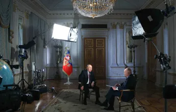 Władymir Putin udziela wywiadu dyrektorowi generalnemu telewizji  RIA Novosti Dmitrijowi Kisielowowi, Kreml, 12 marca 2024 r. // Fot. Gavriil GRIGOROV / POOL / AFP / EAST NEWS