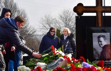Matka Nawalnego Ludmiła (w ciemnych okularach) i teściowa Ałła (z prawej) na grobie Aleksieja dzień po jego pogrzebie. Cmentarz Borisowski, 2 marca 2024 r. / OLGA MALTSEVA / AFP / EAST NEWS 
