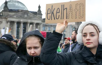 Protest przeciw AfD przed Reichstagiem, siedzibą parlamentu federalnego. Na plakacie sparafrazowano słowo „ekelhaft“ (dosłownie: obrzydliwość). Berlin, 3 lutego 2024 r. / Fot. Adam Berry  / AFP / East News
