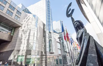 Personifikacja Europy trzymającej znak euro przed budynkiem Parlamentu Europejskiego. Bruksela, 12 kwietnia 2023 r. // Fot. Wojciech Stróżyk / Reporter