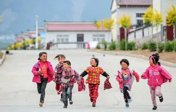 Dzieci w miasteczku Zhijia u podnóża gór Liupan Shan, do których w 1935 r. dotarła komunistyczna armia Mao Zedonga. Prowincja Ningsia Huej, Chiny, maj 2014 r. // Fot. Peng Zhaozhi / East News