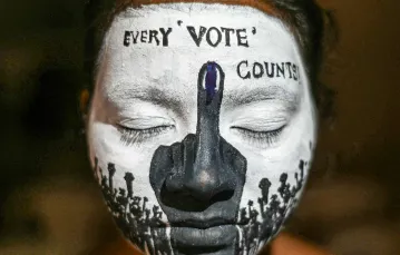 Studentka z pomalowaną twarzą zachęca rówieśników do udziału w wyborach parlamentarnych, Chennai, Indie, marzec 2024 r. // Fot. R. Satish BABU / AFP / East News