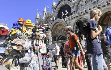 Turyści na placu Św. Marka w Wenecji. // Fot. Yumiko Kurashige / AP / East News