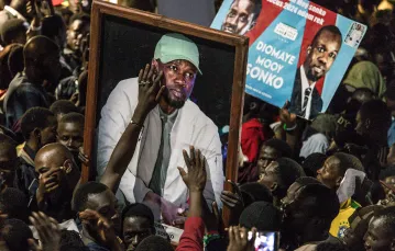 Zwolennicy senegalskiej opozycji z portretami i plakatami swych liderów: Bassirou Diomaye Faye i Ousmane Sonko świętują ich zwolnienie z więzienia. Dakar, 14 marca 2024 r. // John Wessels / AFP / East News