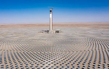 Budowa największej na świecie instalacji fotowoltaicznej Jinta Zhongguang Solar o mocy 100 000 kW + 600 000 kW. Po zakończeniu generowane będzie 1,37 miliarda kWh rocznie. Jiuquan, Chiny, 18 marca 2024 r. //Fot. CFOTO / Nur / AFP / East News