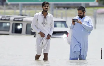 Mieszkańcu Dubaiu na zalanych ulicach miasta. 17 kwietnia 2024 r. // Jon Gambrell / AP / East News