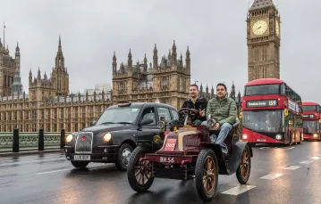 Uczestnicy zjazdu starych samochodów w drodze na paradę, Westminster Bridge, Londyn, listopad 2022 r.  // Fot. Wiktor Szymanowicz / Anadolu Agency / Getty Images)