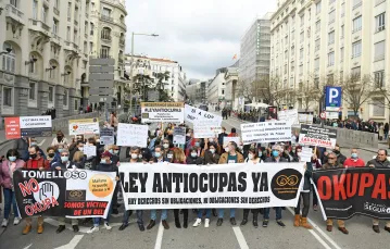 Demonstracja zwolenników przepisów uniemożliwiających okupowanie domów, Madryt, marzec 2022 r.  // Fot. Fernando Sanchez / Europa Press / Getty Images