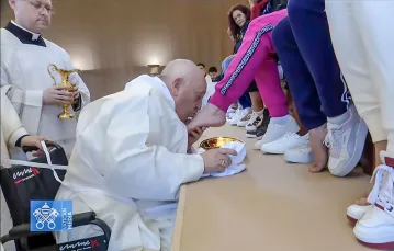 Papież Franciszek obmywa nogi więźniarkom podczas mszy Wieczerzy Pańskiej, Rzym-Rebibbia, 28 marca 2024 r. // Fot. Vatican Media