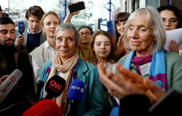 Anne Mahrer i Rosmarie Wydler-Walti z grupy KlimaSeniorinnen (Seniorki dla Klimatu) rozmawiają z dziennikarzami po wyroku sądu w sprawie klimatycznej przeciwko Szwajcarii. Strasburg, Francja, 9 kwietnia 2024 r. // Fot. Christian Hartmann / Reuters / Forum