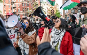 Propalestyńscy demonstranci przed budynkami Uniwersytetu Nowojorskiego (NYU). Nowy Jork, 3 maja 2024 r. // Fot. Spencer Platt / Getty Images