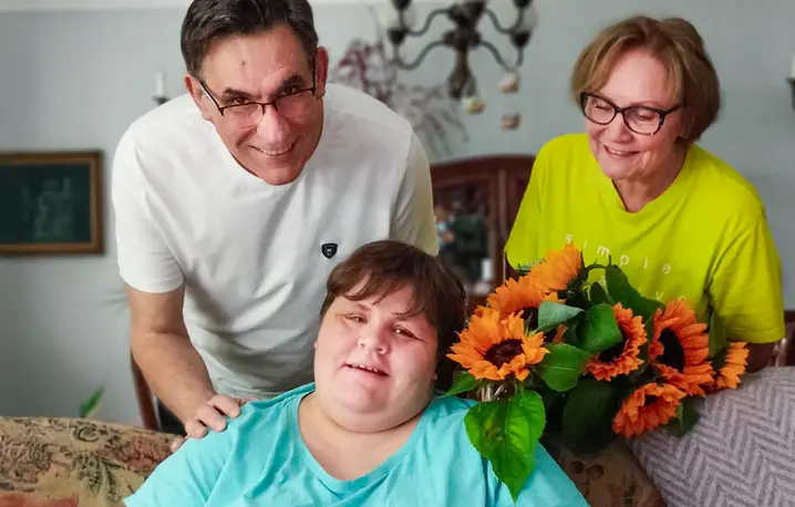 Małgorzata i Włodek Mendelewscy od 45 lat opiekują się córką – niezdolną do samodzielnego funkcjonowania Pauliną w spektrum autyzmu i z niepełnosprawnością intelektualną // Fot. Archiwym rodzinne