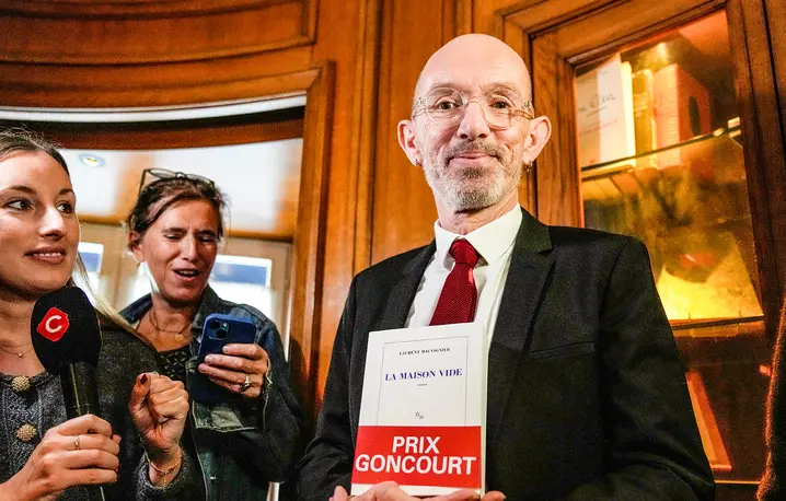 Laurent Mauvignier, laureat nagrody Goncourtów, po otrzymaniu wyróżnienia. Paryż, 4 listoopada 2025 r. / Fot. Michel Euler / AP Photo / East News