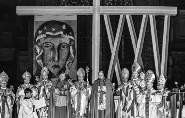 Obchody 25-lecia polskiej organizacji kościelnej na ziemiach poniemieckich: w środku Bolesław Kominek, obok z prawej prymas Stefan Wyszyński, z lewej Karol Wojtyła. Plac Katedralny we Wrocławiu, 3 maja 1970 r. // Ryszard Rzepecki / PAP