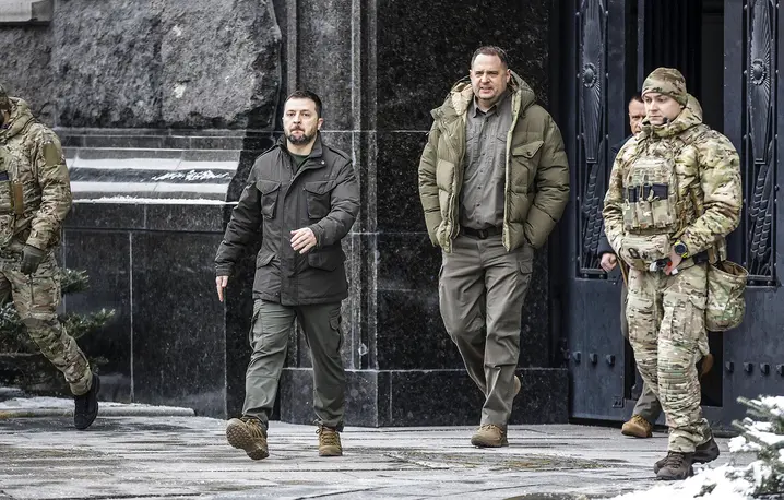 Ujawniona afera uderza w prezydenta Ukrainy i jego zaplecze. Na zdjęciu: Wołodymyr Zełenski i szef jego biura Andrij Jermak (z prawej) w Kijowie, styczeń 2024 r. // Fot. Sergey Dolzhenko / EPA / PAP 