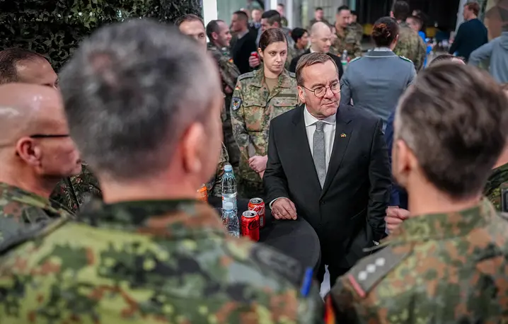 Minister obrony Niemiec, Boris Pistorious, podczas spotkania z żołnierzami niemieckimi stacjonującymi na Litwie. 22 stycznia 2025 r. // Fot. Kay Nietfeld / AFP / East News