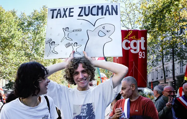 Większość Francuzów opowiada się za „podatkiem Zucmana”. Na zdjęciu: jeden z protestów, które odbywały się 18 września 2025 r. w całym kraju przeciw planowanym cięciom w wydatkach publicznych. // Fot. Olivia Bonnamour / AFP / East News