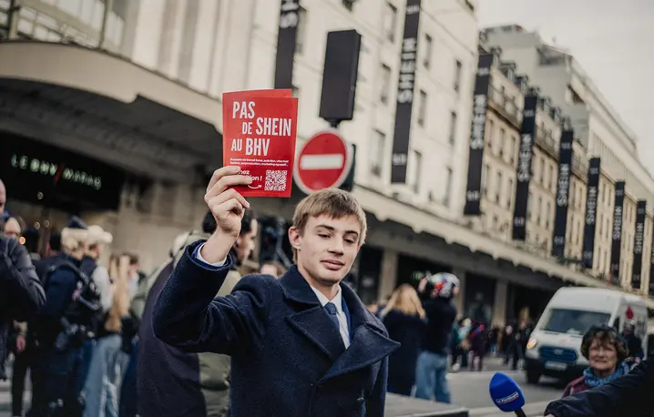 Otwarciu pierwszego na świecie stacjonarnego butiku koncernu Shein towarzyszyła atmosfera skandalu. Na zdjęciu: protest przed domem towarowym Bazar de l’Hotel de Ville (w skrócie: BHV) w Paryżu, 5 listopada 2025 r. // Fot. Bastien Ohier / Hans Lucas / AFP / East News