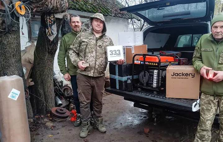 Sanitariusze ze stacją zasilania oraz systemem do ogrzewania rannych i podgrzewaczami do infuzji (to dwie paczki z lewej). Donbas, listopad 2025 r. // archiwum Wojciecha Pięciaka 