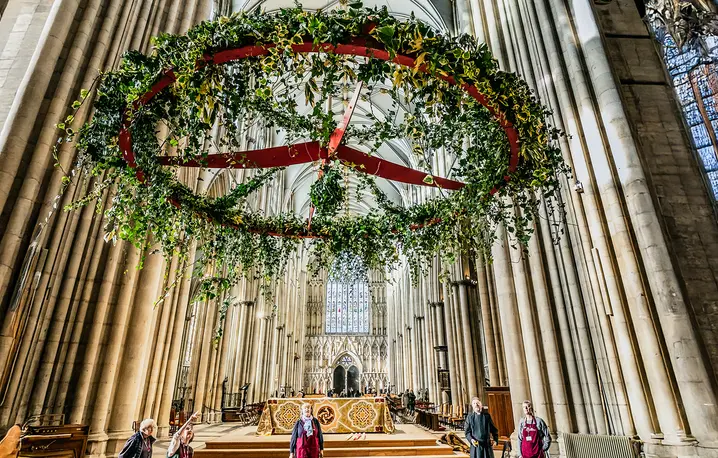Zawieszenie wieńca adwentowego w katedrze w Yorku, Anglia, listopad 2022 r. // Fot. Danny Lawson / PA / East News