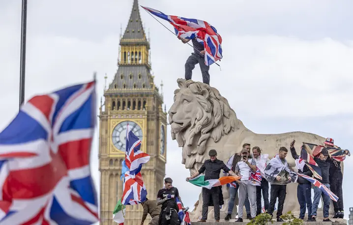 Demonstracja przeciwników imigracji na moście westminsterskim w Londynie, 13 września 2025 r. // Fot. Marcin Nowak / Reporter
