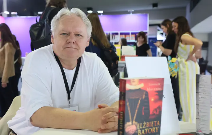 Jarosław Molenda podczas Targów Ksiązki na Stadionie Narodowym. 20 maja 2023 r. // Fot. Wojciech Olkuśnik / East News