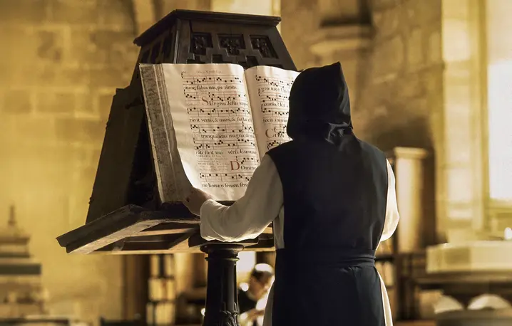 Mnich cysterski przed księgą chorałową w opactwie Matki Bożej z Poblet, Katalonia, Hiszpania 2011 r. // Fot. East News