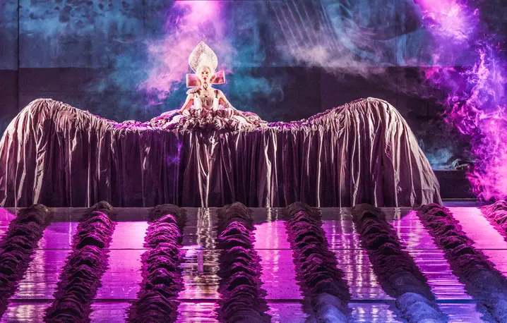 Danuta Stenka jako Katarzyna w przedstawieniu "Termopile polskie", reż. Jann Klata. Teatr Narodowy w Warszawie // Fot. Karolina Jóźwiak / Archiwum Artystyczne Teatru Narodowego