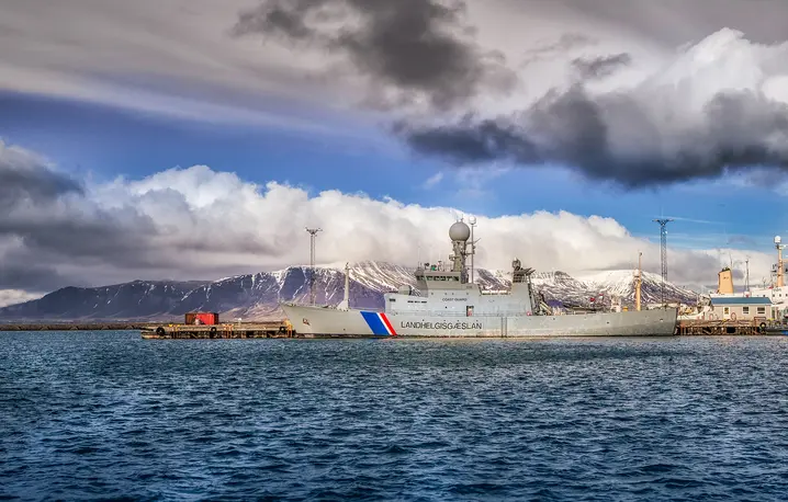 Statek Islandzkiej Straży Przybrzeżnej w porcie w Rejkiawiku // Fot. Luc 4H4Photography / Alamy / Be&W