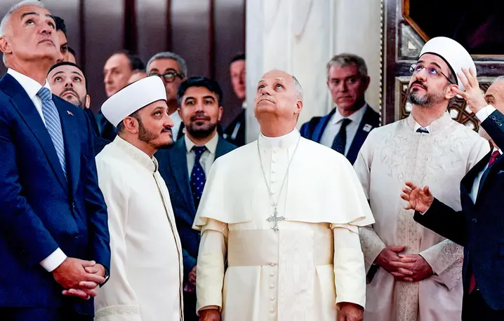 Papież Leon XIV zwiedza Błętkiny Meczet w Stambule, 29 listopada 2025 r. // Fot. Ercin Erturk / Anadolu / Getty Images
