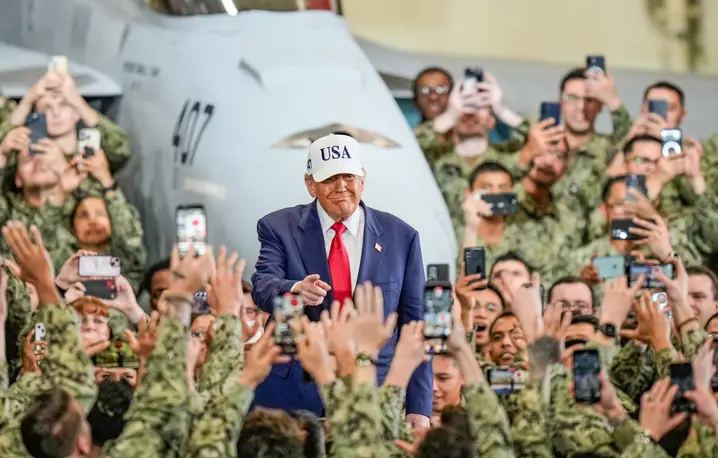 Donald Trump poczas wizyty w amerykańskiej bazie wojskowej Yokosuka w Japonii. 28 pażdziernika 2025 r. // Fot. Eugene Hoshiko / AP Photo / East News