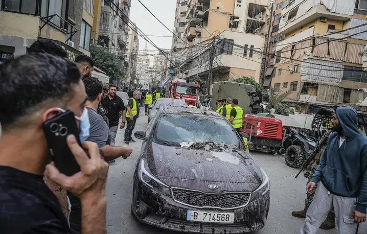 Mieszkańcy opuszczają Dahiyeh - południowe przedmieścia Bejrutu po ataku izraelskiej armii, który był wymierzony w szefa sztabu Hezbollahu- Haythama Ali Tabatabai. Liban, 23 listopada 2025 r. // Fot. Adri Salido / Getty Images
