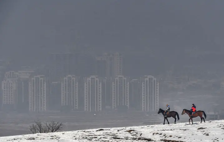 Smog nad stolicą Kirgistanu, Biszkek, 4 lutego 2025 r. // Fot. Vyacheslav Oseledko / AFP / East News