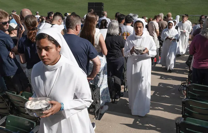 Siostry zakonne przed rozdaniem komunii świętej podczas mszy na stadionie z okazji wyboru papieża Leona XIV. Chicago, 14 czerwca 2025 r. // Fot. Scott Olson / Getty Images