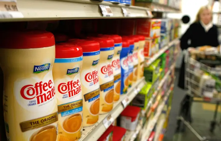 Produkty koncernu Nestle na półce w supermarkecie. San Francisco, 2008 r. // Fot. Justin Sullivan / Getty Images