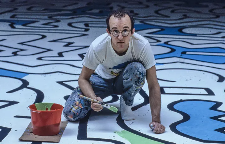 Keith Haring maluje wnętrza klubu Palladium w Nowym Jorku, 1985 r. // Fot. Bernard Gotfryd / Library of Congress