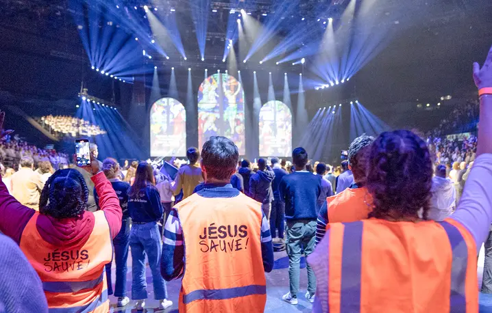 Msza w kościele Saint-Sulpice na zakończenie Kongresu Misyjnego 2025, który zgromadził w Accor Arena ponad 15 tys. młodych osób na modlitwie, wykładach i warsztatach. Paryż, 8 listopada 2025 r. // Fot. Romain Rabier / Hans Lucas / AFP / East News