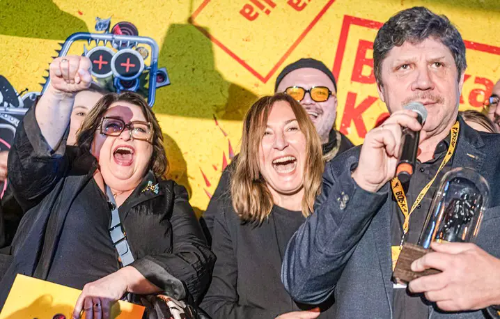 Maja Kleczewska z zespołem Teatr Śląskego z nagrodą Grand Prix ze spektakl „Tkocze” 18. Festiwalu Teatralneego „Boska Komedia”. Kraków 15 grudnia 2025 r. // Fot. Artur Rakowski / materiały prasowe