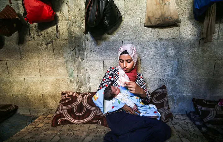 W obozie dla przesiedleńców w Deir al-Balah, w centralnej części Strefy Gazy, 11 czerwca 2024 r. // Fot. Majdi Fathi / AFP / East News