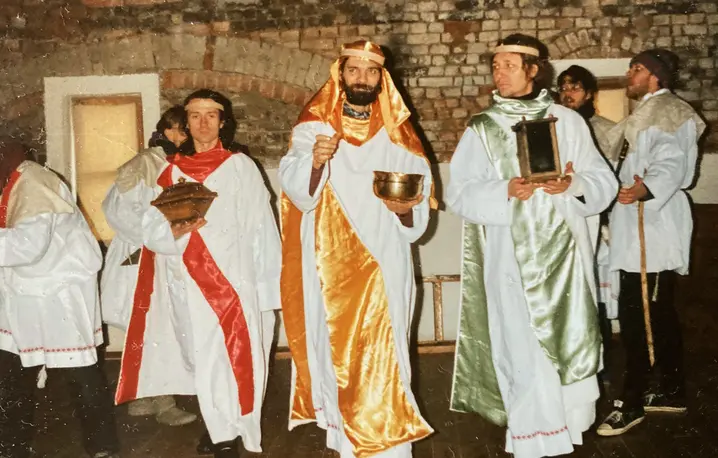 Trzej Królowie na próbie do Ordo Stellae w sali teatralnej Ośrodka Wegajty, grudzień 1994 r. // Fot. Magdalena Góra