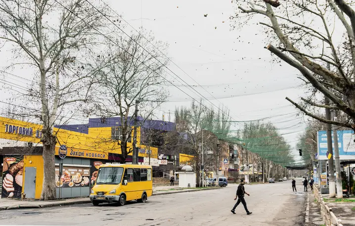 Siatki rozwieszone nad ulicami chronią przed dronami. Chersoń, Ukraina 4 grudnia 2025 r. // Fot. Antonina Palarczyk 