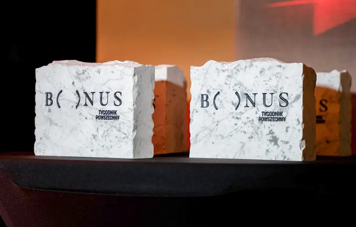 Statuetki nagrody BONUS przyznawanej przez "Tygodnik Powszechny". // Fot. Marek Bednarz