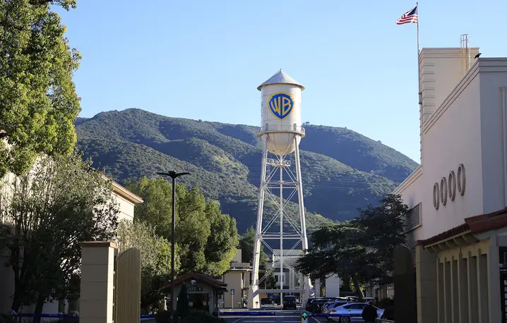 Netflix i Warner Bros. Discovery, Inc. ogłosiły wartą 82,7 miliarda dolarów umowę, na mocy której Netflix przejmie studia filmowe i telewizyjne Warner Bros., HBO Max i HBO. Kalifornia, 5 grudnia 2025 r. // Fot. Mario Tama / Getty Images