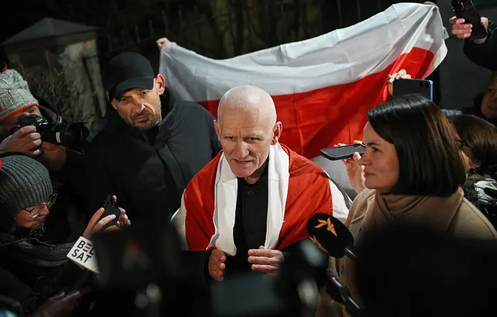 Białoruski działacz społeczny, politycy, obrońca praw człowieka i więzień polityczny Aleś Bialacki, laureat Pokojowej Nagrody Nobla przed Ambasadą Amerykańską w Wilnie. 13 grudnia 2025 r. // Fot. Valdemar Doveiko / PAP