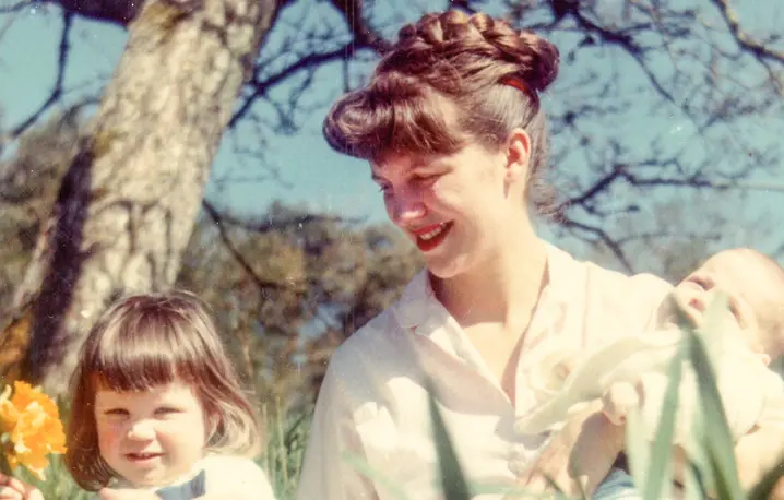 Sylvia Plath z dziećmi Friedą i Nicholasem, 1962 r. // Writer Pictures / Forum