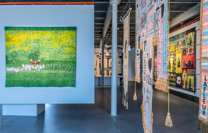 Widok wystawy, po lewej praca Łukasza Wojtanowskiego (Polska), "Procesja Bożego Ciała (zielona)", 2023. 18. Międzynarodowe Triennale Tkaniny // Fot. HaWa / materiały prasowe