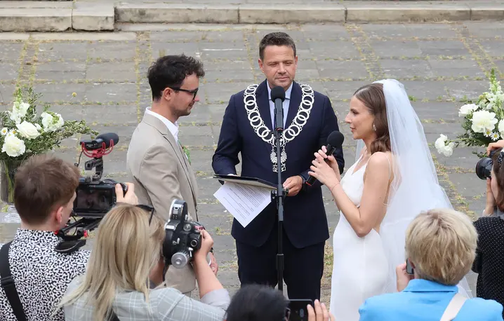 Ślub cywilny udzielany przez Rafała Trzaskowskiego. Warszawa, 16 czerwca 2023 r. // Fot. Piotr Molecki / East News