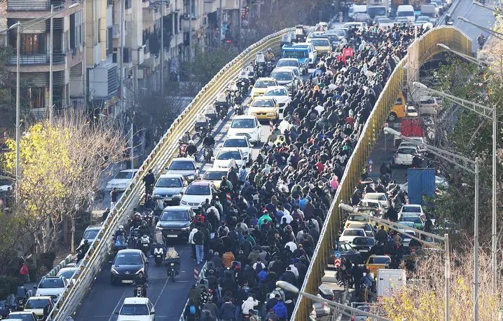 Demonstranci blokują główne ulice w Teheranie. 29 grudnia 2025 r. // Fot. Fars / East News