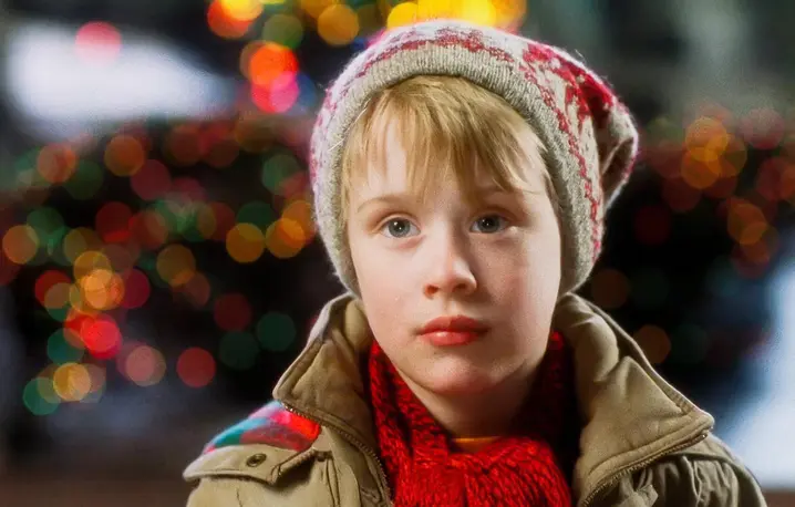 Macaulay Culkin w filmi "Kevin sam w domu", reż. Chris Columbus, 1990 r. // materiały prasowe Polsat