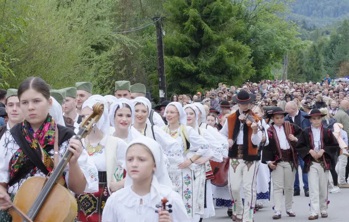 abiogórskie Centrum Kultury im. dr Urszuli Janickiej-Krzywdy w Zawoi, projekt „Opowieści spod Grubej Jodły” // Pełna klatka Rafał Chojnacki